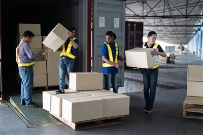 Het nieuwe grensoverschrijdende e-commercebeleid is geland in de haven van Ch...